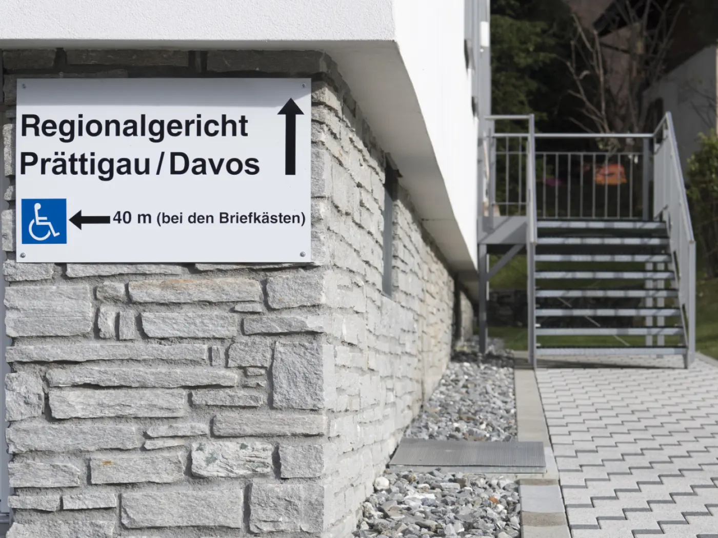 Insegna direzionale per il Regionalgericht Prättigau/Davos, con indicazione della distanza di 40 metri verso i brevetti. Presenza di un accesso per disabili.