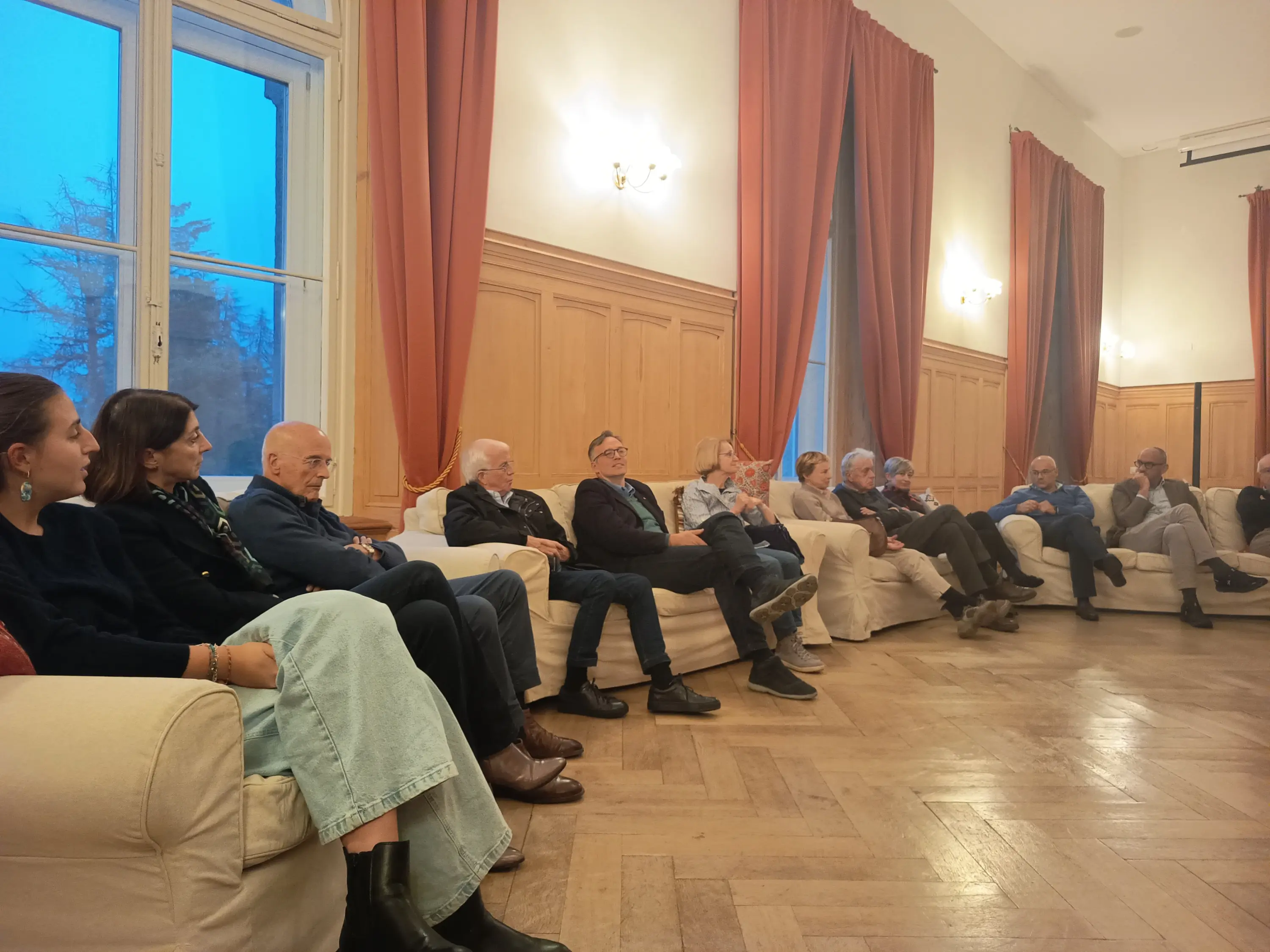 incontro informale in una saletta dell'Hotel Palace a Maloja