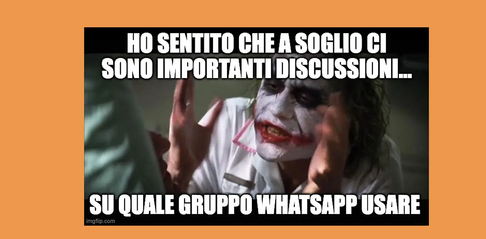 Il Joker discute animatamente in un contesto di umorismo, con la scritta che menziona importanti discussioni su un gruppo WhatsApp.