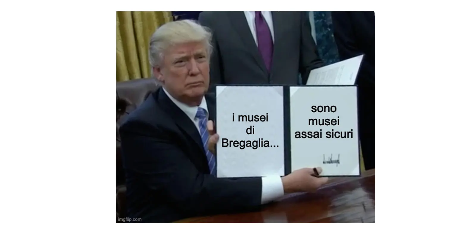 Uomo in giacca con cravatta che tiene in mano un documento aperto con scritte che riguardano i musei di Bregaglia. La sua espressione è seria.