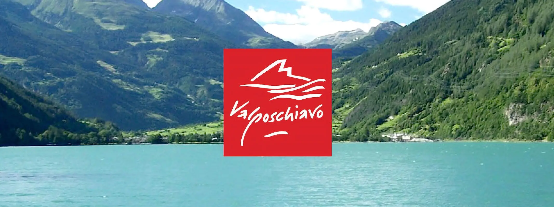 Un lago blu circondato da montagne verdi e coperte di alberi, con il logo di Valposchiavo al centro.