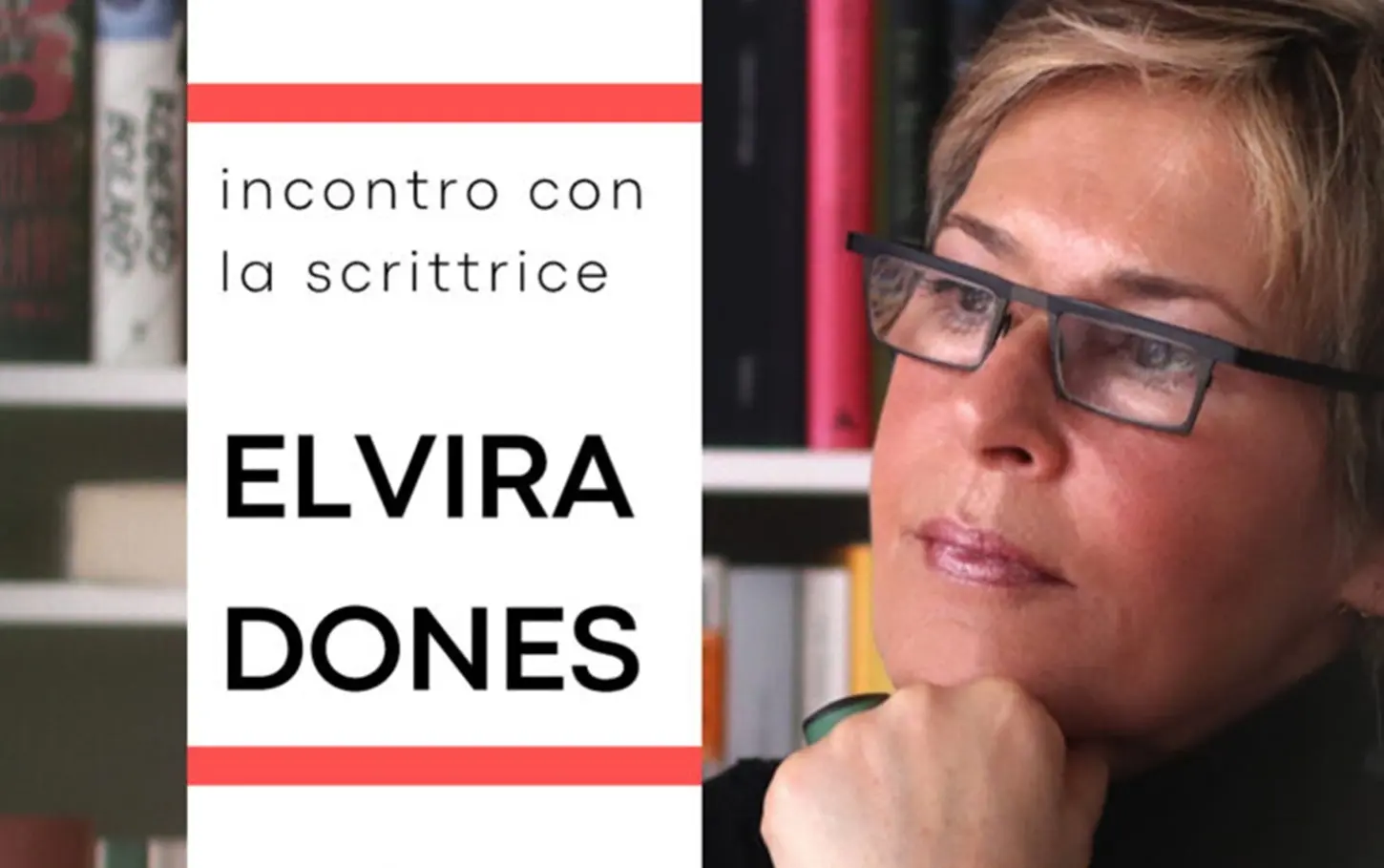 Incontro con la scrittrice Elvira Dones, che osserva pensierosa, con occhiali e capelli corti, davanti a uno sfondo di libri.