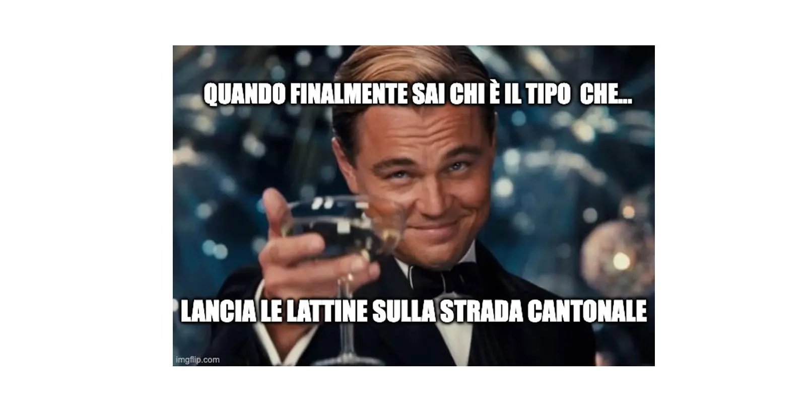 Un uomo sorridente tiene un bicchiere di champagne e brinda, con un'espressione soddisfatta. Sullo sfondo si intravede una festa o un evento elegante. Testo sovrapposto che menciona una rivelazione su qualcuno.