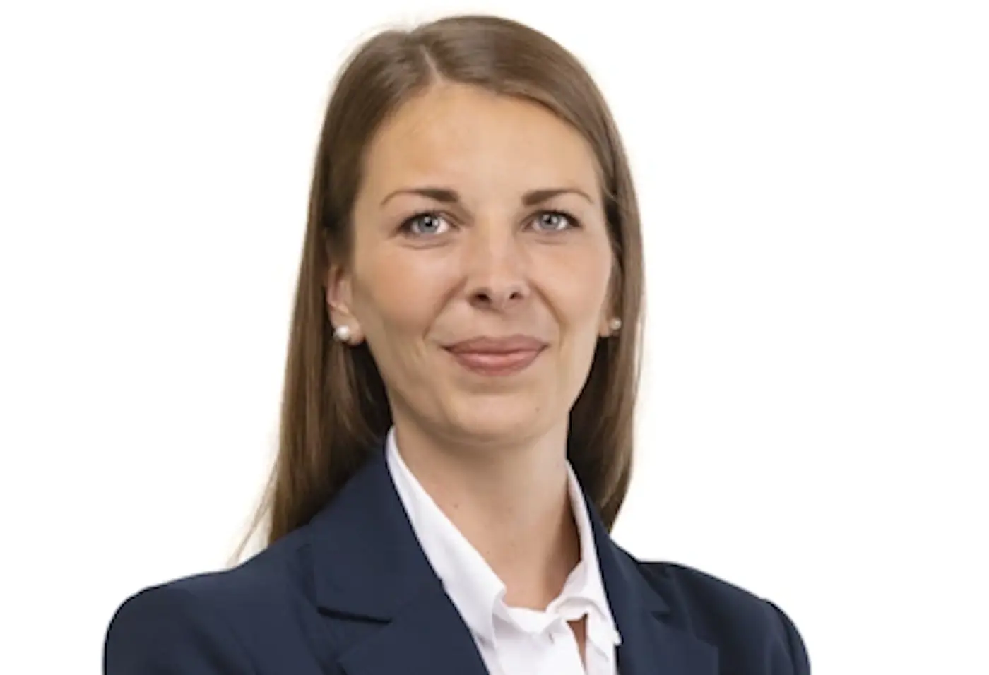 Una donna con capelli lunghi e castani, indossa un blazer scuro e una camicia bianca. Sorride con fiducia, con orecchini a perla. Sullo sfondo bianco.