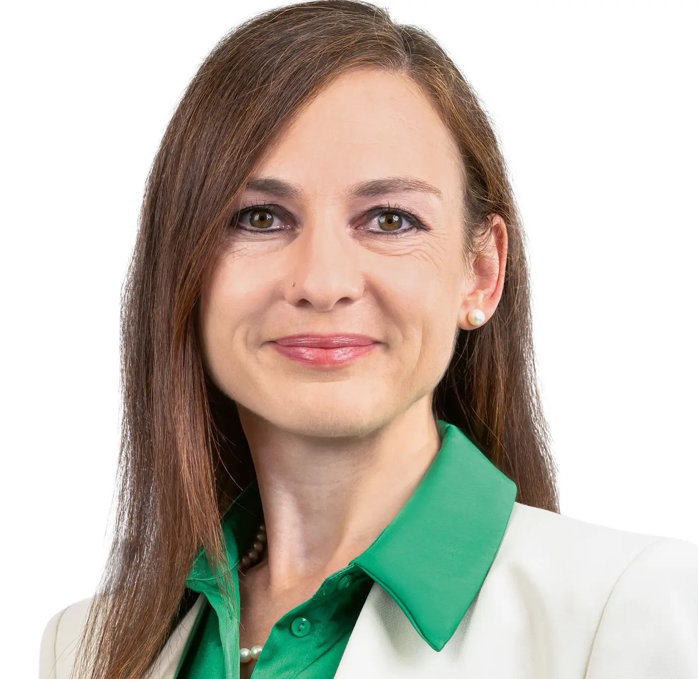 Ritratto di una donna con lunghi capelli castani e pelle chiara, che indossa una camicia verde e un giacca bianca. Ha un sorriso leggero e indossa una perla come orecchino.