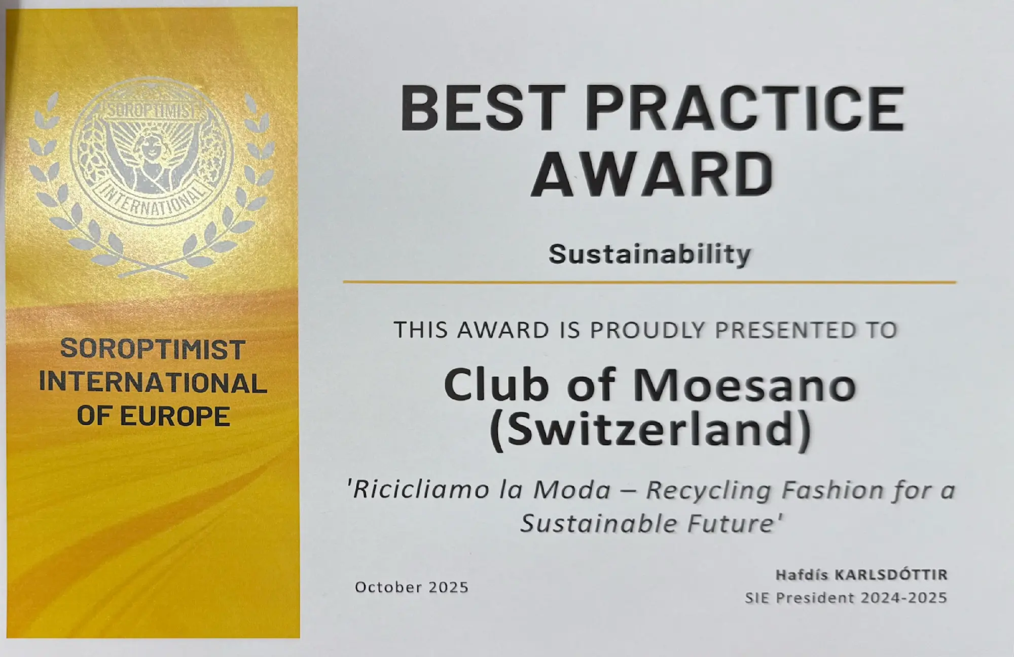 Attestato di riconoscimento Best Practice Award per la sostenibilità, assegnato al Club di Moesano in Svizzera, per il progetto "Ricicliamo la Moda - Recycling Fashion for a Sustainable Future". Ottobre 2025.