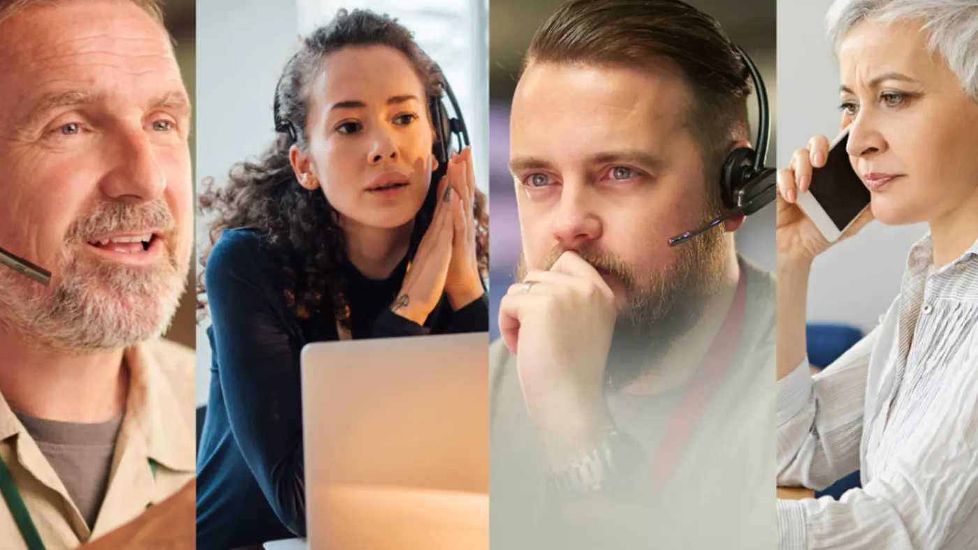 Quattro persone che indossano cuffie con microfono, ciascuna concentrata su un'attività diversa. A sinistra, un uomo di mezza età sorride mentre parla. Al centro, una giovane donna sembra pensierosa, con le mani sulle guance. A des