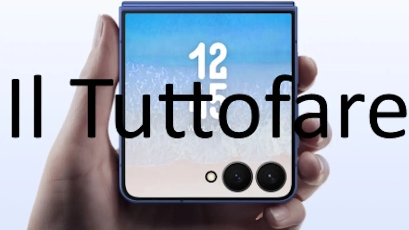 Uno smartphone pieghevole di colore blu, con un design elegante. La schermata mostra l'ora "12:55" su uno sfondo che ricorda una spiaggia. Una mano lo tiene in modo prominente.