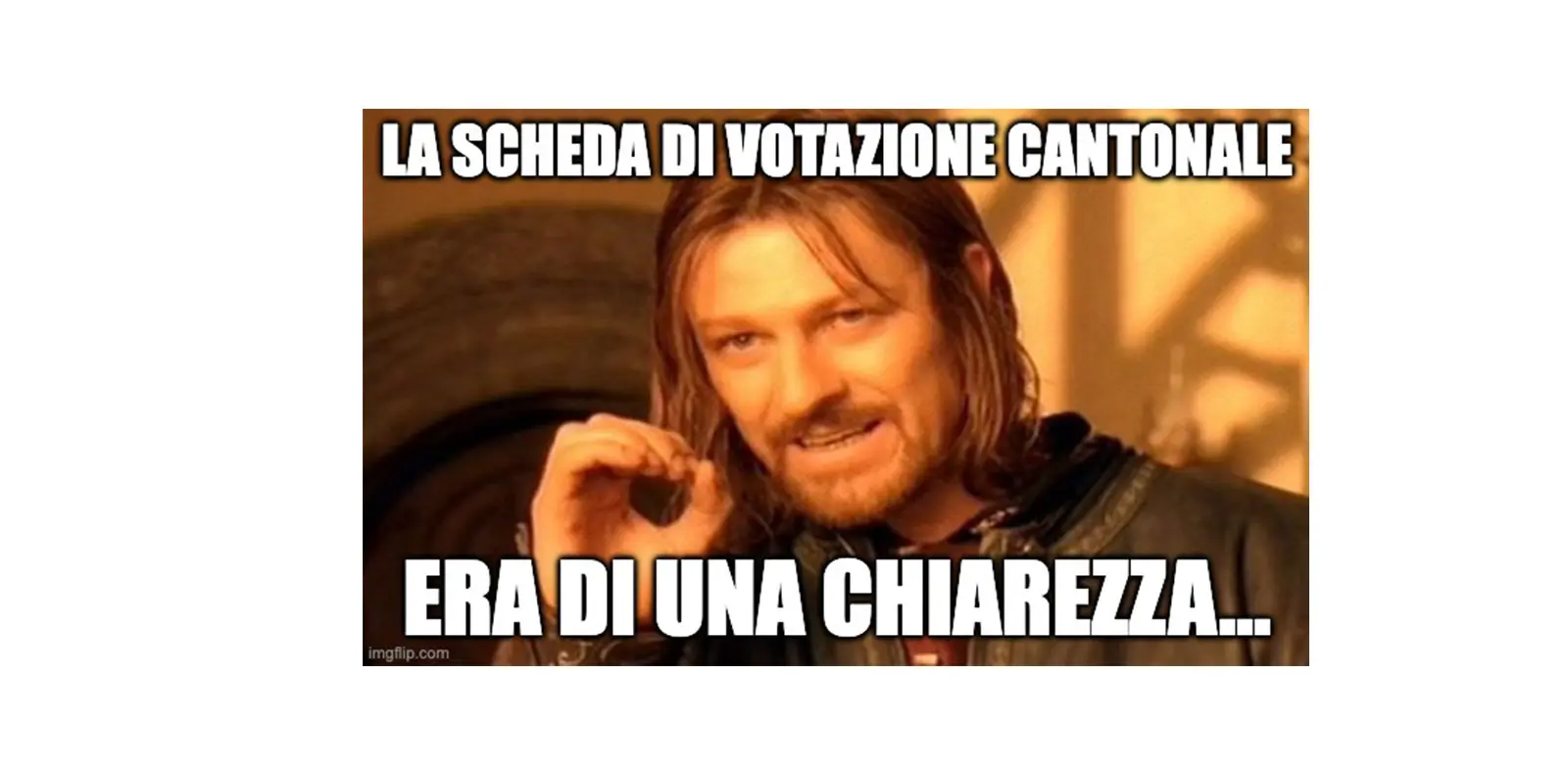 Un uomo con capelli lunghi e barba, che sorride e gesticola, mentre appare in un contesto medievale. Il testo sopra di lui dice: "La scheda di votazione