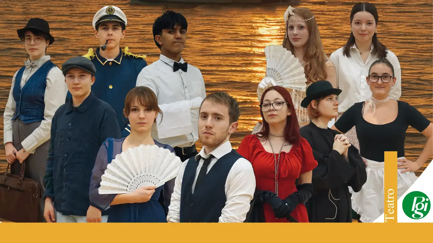 Gruppo di attori in costumi eleganti, con abiti storici, alcuni con ventagli e accessori d'epoca, sullo sfondo di un tramonto sul mare.