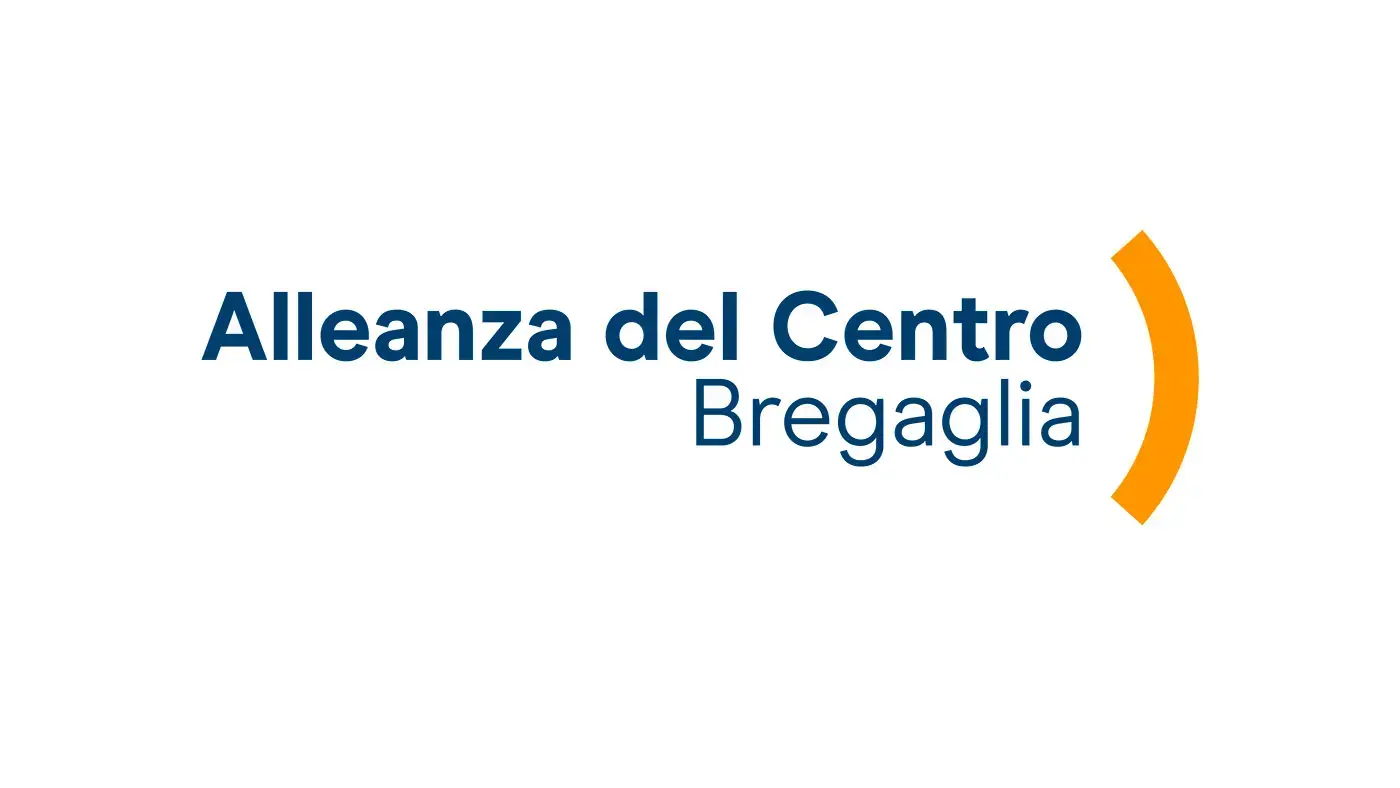 Logo di "Alleanza del Centro" con il testo in blu e un'icona arancione a destra. Design semplice e moderno.