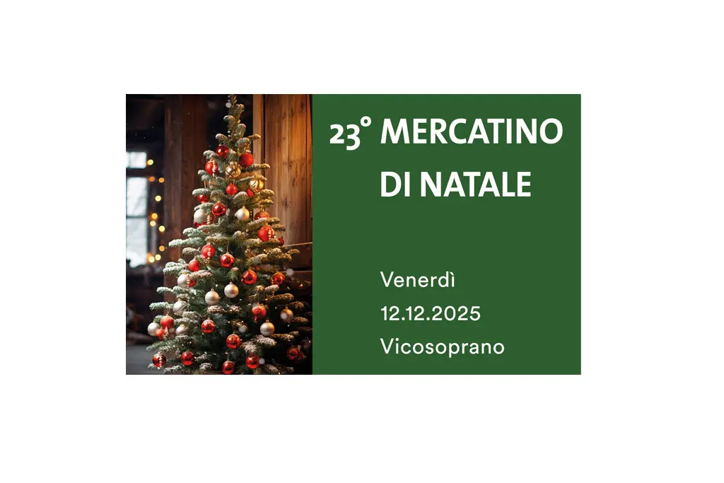 Un albero di Natale decorato con luci e palline rosse, accanto a un cartello che annuncia il 23° Mercatino di Natale a Vicosoprano, il 12 dicembre 2025.