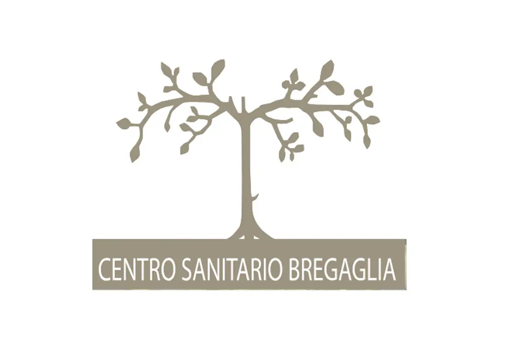 Logo del Centro Sanitario Bregaglia, raffigurante un albero stilizzato con foglie su uno sfondo bianco.