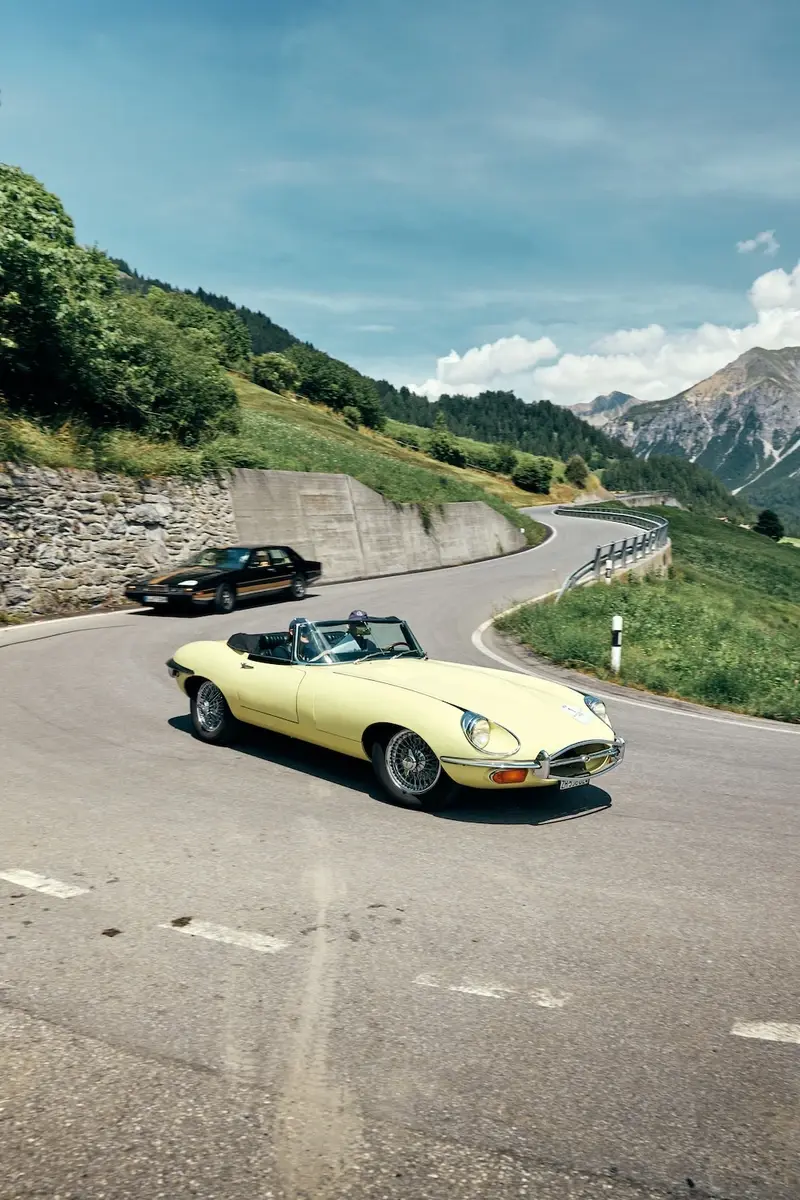 32&deg; British Classic Car Meeting - Passaggio delle auto storiche in Bregaglia
